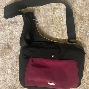 Baggalini Crossbody bag in maroon and black